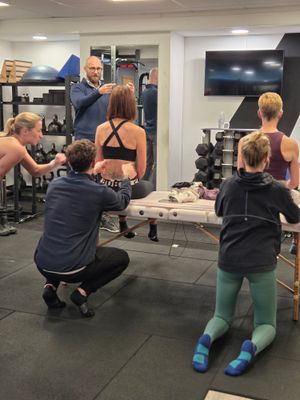 Łukasz Burliński teaching DNS assessment to group of attendees at Elevate LDN studio