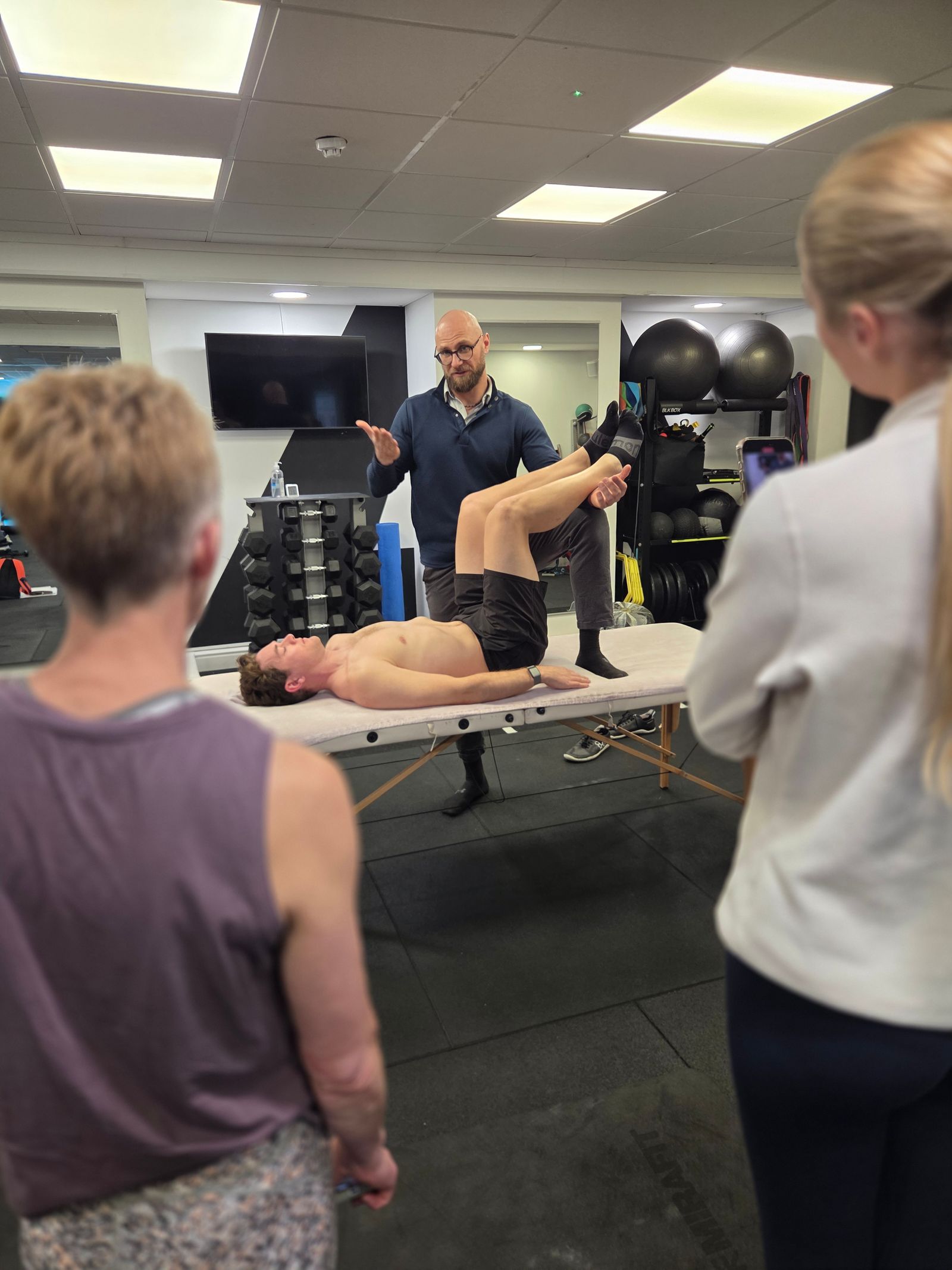 Łukasz Burliński demonstrating supine assessment to group during DNS Exercise Part II at Elevate LDN