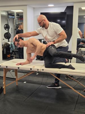 DNS instructor pointing out spinal alignment to attendee in quadruped position during Part II at Elevate LDN