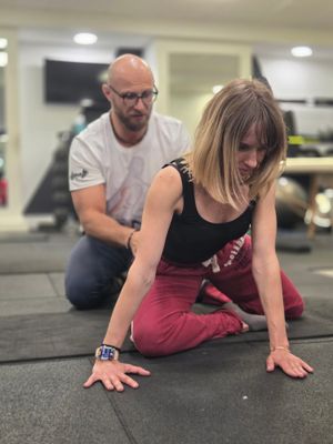 Quadruped leg-lift assessment on treatment table during DNS Exercise Part II at Elevate LDN