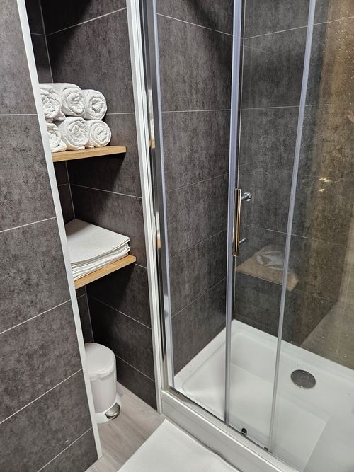 Private shower facilities at Elevate LDN studio